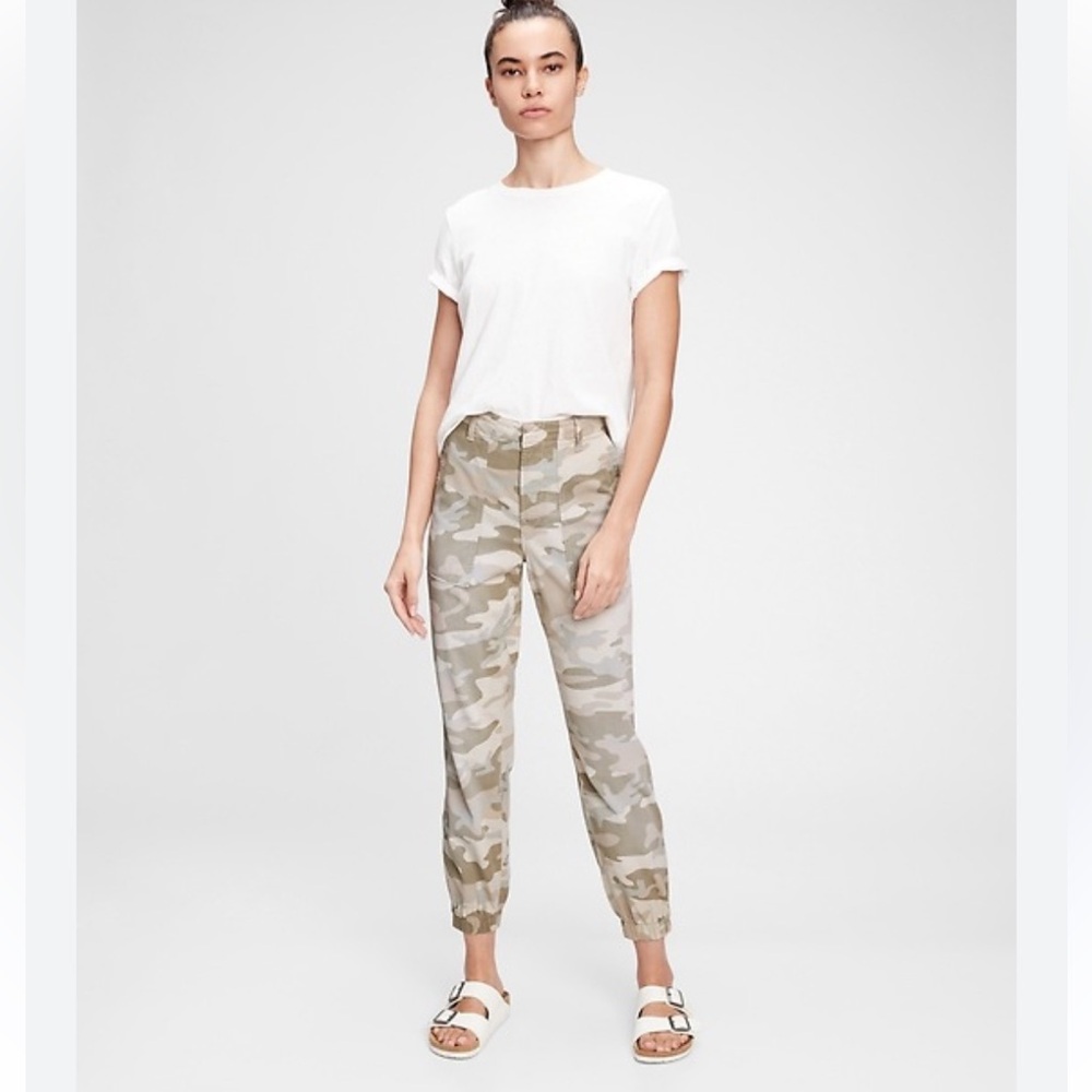 GAP Girlfriend Utility Joggers w Zipper Ankles Camo Print Size 6 w MEASUREMENTS
